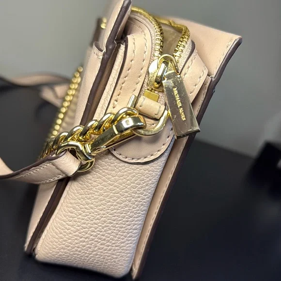Michael Kors Cream Gold Crossbody Bag with Sleek Design - Picture 7 of 9